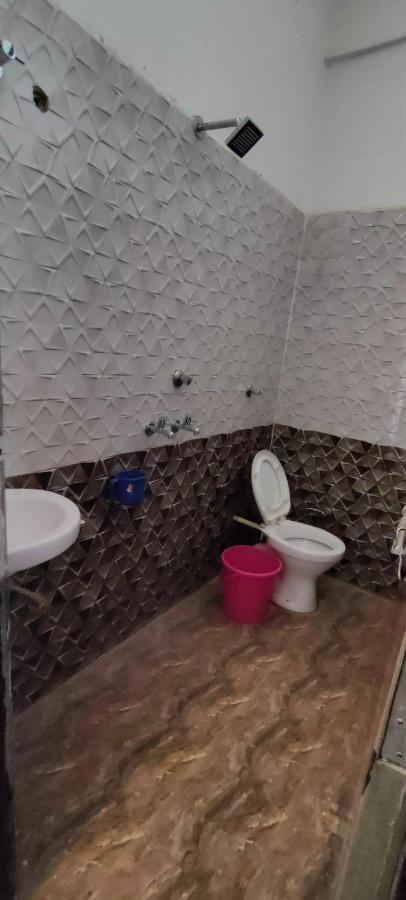 Hotel Yoran Inn & Restaurant By Wb Inn Sadabad Kültér fotó